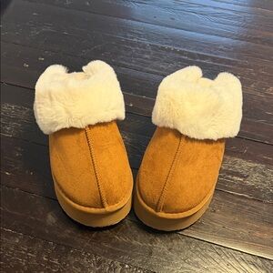 UGG Style Platform Slippers Women 9.5 Chestnut Faux Fur Lined Cozy Slip On